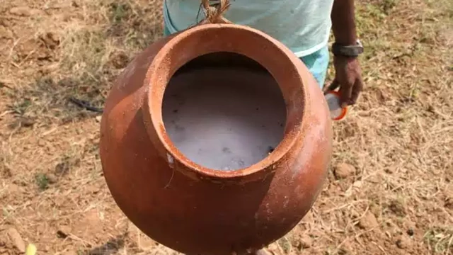 പ്രായപൂർത്തിയാകാത്തവർക്ക് കള്ള് നൽകി; ഷാപ്പ് ലൈസൻസിക്കും തൊഴിലാളിക്കുമെതിരെ കേസ്