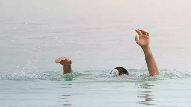 കാസർഗോഡ് ആറ് വയസുകാരൻ കടലില് മുങ്ങി മരിച്ചു കാസർഗോഡ് ആറ് വയസുകാരൻ കടലില് മുങ്ങി മരിച്ചു