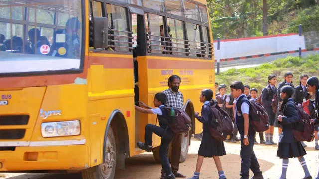 സ്കൂള് വാഹനത്തിലെ ജീവനക്കാർക്ക് പുതിയ നിബന്ധനയുമായി വിദ്യാഭ്യാസ വകുപ്പ്; പൊലീസ് ക്ലിയറന്സ് സര്ട്ടിഫിക്കറ്റ് നിര്ബന്ധമാക്കി സ്കൂള് വാഹനത്തിലെ ജീവനക്കാർക്ക് പുതിയ നിബന്ധനയുമായി വിദ്യാഭ്യാസ വകുപ്പ്; പൊലീസ് ക്ലിയറന്സ് സര്ട്ടിഫിക്കറ്റ് നിര്ബന്ധമാക്കി