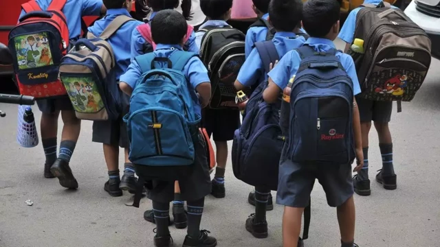 പുതിയ അധ്യായന വര്ഷം രേഖകള് ഇല്ലെങ്കിലും കുട്ടികളെ ചേര്ക്കാം പുതിയ അധ്യായന വര്ഷം രേഖകള് ഇല്ലെങ്കിലും കുട്ടികളെ ചേര്ക്കാം