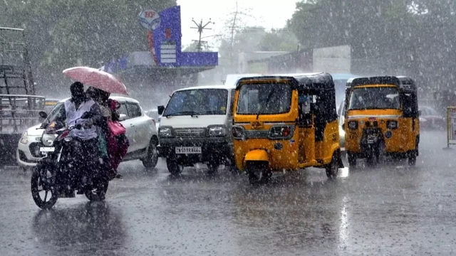 സംസ്ഥാനത്ത് മഴ തുടരും; 3 ജില്ലകളില് ഓറഞ്ച് അലേര്ട്ട്, ഇടിമിന്നലോട് കൂടിയ മഴയ്ക്ക് സാധ്യത സംസ്ഥാനത്ത് മഴ തുടരും; 3 ജില്ലകളില് ഓറഞ്ച് അലേര്ട്ട്, ഇടിമിന്നലോട് കൂടിയ മഴയ്ക്ക് സാധ്യത