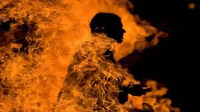 സുഹൃത്തായ സ്ത്രീയെ പെട്രോളൊഴിച്ച് കത്തിക്കുന്തനിനിടെ പൊള്ളലേറ്റയാള് മരിച്ചു; സ്ത്രീയുടെ നില ഗുരുതരം സുഹൃത്തായ സ്ത്രീയെ പെട്രോളൊഴിച്ച് കത്തിക്കുന്തനിനിടെ പൊള്ളലേറ്റയാള് മരിച്ചു; സ്ത്രീയുടെ നില ഗുരുതരം