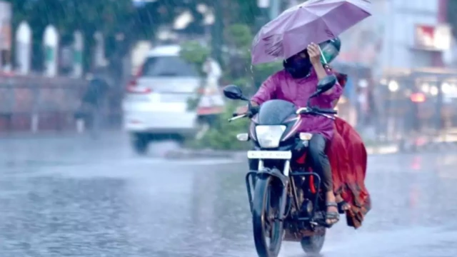 സംസ്ഥാനത്ത് മഴ മുന്നറിയിപ്പില് മാറ്റം; എറണാകുളത്തും തൃശൂരും ഇന്ന് ഓറഞ്ച് അലേര്ട്ട് സംസ്ഥാനത്ത് മഴ മുന്നറിയിപ്പില് മാറ്റം; എറണാകുളത്തും തൃശൂരും ഇന്ന് ഓറഞ്ച് അലേര്ട്ട്