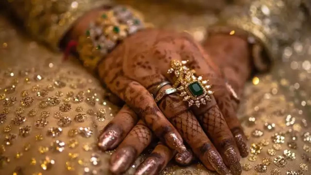 തൃക്കരിപ്പൂരിൽ ശൈശവ വിവാഹം: 16 വയസുകാരിയെ വിവാഹം കഴിച്ച് 28കാരൻ, വരൻ ഉൾപ്പെടെ നാല് പേർക്കെതിരെ കേസ് തൃക്കരിപ്പൂരിൽ ശൈശവ വിവാഹം: 16 വയസുകാരിയെ വിവാഹം കഴിച്ച് 28കാരൻ, വരൻ ഉൾപ്പെടെ നാല് പേർക്കെതിരെ കേസ്