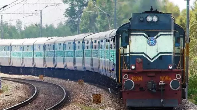 ഓണത്തിന് കേരളത്തിലേക്ക് 100ല് അധികം സ്പെഷ്യല് ട്രെയിനുകള്; പ്രഖ്യാപിച്ച് കേന്ദ്രമന്ത്രി ഓണത്തിന് കേരളത്തിലേക്ക് 100ല് അധികം സ്പെഷ്യല് ട്രെയിനുകള്; പ്രഖ്യാപിച്ച് കേന്ദ്രമന്ത്രി