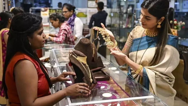വീണ്ടും തലയുയർത്തി സ്വർണം,ഒറ്റയടിക്ക് കൂടിയത് 1,560 രൂപ! വീണ്ടും തലയുയർത്തി സ്വർണം,ഒറ്റയടിക്ക് കൂടിയത് 1,560 രൂപ!