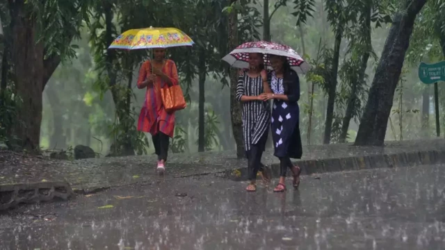 ചക്രവാതച്ചുഴി: നാളെ മുതല് നാലുദിവസം ശക്തമായ മഴ ചക്രവാതച്ചുഴി: നാളെ മുതല് നാലുദിവസം ശക്തമായ മഴ