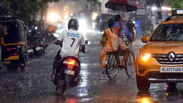 കേരളത്തിൽ കാലവർഷം മറ്റന്നാൾ എത്തും; ഇന്ന് എല്ലാ ജില്ലകളിലും മഴ മുന്നറിയിപ്പ് കേരളത്തിൽ കാലവർഷം മറ്റന്നാൾ എത്തും; ഇന്ന് എല്ലാ ജില്ലകളിലും മഴ മുന്നറിയിപ്പ്