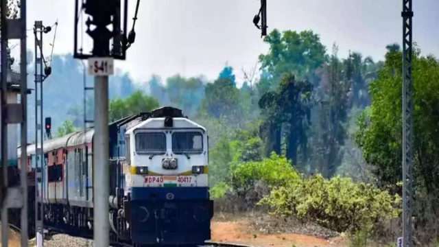 ബെംഗളൂരുവില് ട്രെയിനിന് തലവയ്ക്കാൻ ശ്രമിച്ച മലയാളി യുവാവിനെ അതിസാഹസികമായി രക്ഷപ്പെടുത്തി പൊലീസ് ബെംഗളൂരുവില് ട്രെയിനിന് തലവയ്ക്കാൻ ശ്രമിച്ച മലയാളി യുവാവിനെ അതിസാഹസികമായി രക്ഷപ്പെടുത്തി പൊലീസ്