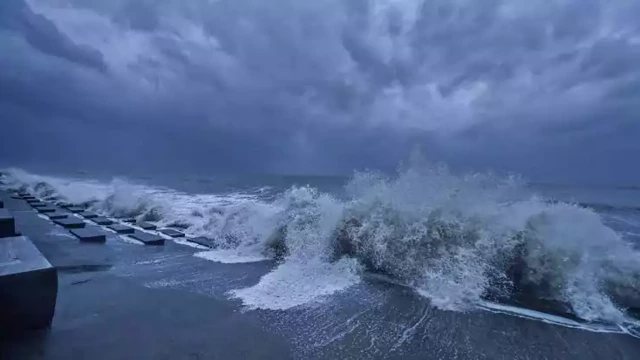 ഇന്ന് മത്സ്യബന്ധനത്തിന് പോകരുതെന്ന് മുന്നറിയിപ്പ് ഇന്ന് മത്സ്യബന്ധനത്തിന് പോകരുതെന്ന് മുന്നറിയിപ്പ്
