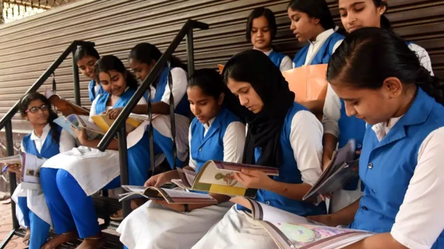 ശനിയാഴ്ച സ്കൂളുണ്ട്; , ക്രിസ്മസ് പരീക്ഷക്ക് ആറാഴ്ച മാത്രം ശനിയാഴ്ച സ്കൂളുണ്ട്; , ക്രിസ്മസ് പരീക്ഷക്ക് ആറാഴ്ച മാത്രം