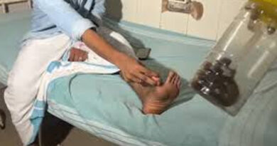 ഇതൊക്ക എന്ത്…; കടിച്ച പാമ്പിനെ കുപ്പിയിലാക്കി ആശുപത്രിയിലെത്തി യുവാവ്