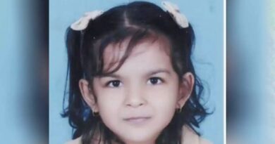 കാസര്‍കോട് ട്രെയിൻ കടന്നു പോകുന്നതിനിടയില്‍ കാറ്റടിച്ചു വീണു, ഗുരുതരമായി പരിക്കേറ്റ അഞ്ചുവയസുകാരി മരിച്ചു