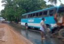 സ്വകാര്യ ബസും ടിപ്പര്‍ ലോറിയും കൂട്ടിയിടിച്ചു; ടിപ്പര്‍ ലോറി ഡ്രൈവര്‍ മരിച്ചു; 21 പേര്‍ക്ക് പരുക്ക്