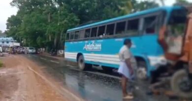 സ്വകാര്യ ബസും ടിപ്പര്‍ ലോറിയും കൂട്ടിയിടിച്ചു; ടിപ്പര്‍ ലോറി ഡ്രൈവര്‍ മരിച്ചു; 21 പേര്‍ക്ക് പരുക്ക്