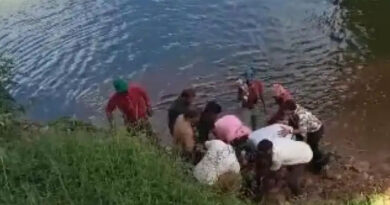 ഇരിട്ടി പാലത്തിന് മുകളില്‍ നിന്നും പുഴയിലേക്ക് ചാടിയ യുവതിയെ നാട്ടുകാരും ഇതര സംസ്ഥാന തൊഴിലാളിയും ചേർന്ന് രക്ഷപ്പെടുത്തി