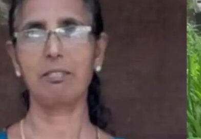 സ്കൂട്ടർ യാത്രയ്ക്കിടെ ഷാള് കഴുത്തില് കുരുങ്ങി അങ്കണവാടി ടീച്ചർ മരിച്ചു സ്കൂട്ടർ യാത്രയ്ക്കിടെ ഷാള് കഴുത്തില് കുരുങ്ങി അങ്കണവാടി ടീച്ചർ മരിച്ചു