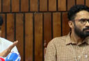 കൃഷി മന്ത്രി ടി സിദ്ദിഖിനൊപ്പം വാര്‍ത്താ സമ്മേളനത്തിനെത്തിയ കൃഷി വകുപ്പ് ഡയറക്ടര്‍ ശ്രീറാം വെങ്കിട്ടരാമന്‍ മാധ്യമ പ്രവര്‍ത്തകരുടെ എതിര്‍പ്പിനെ തുടര്‍ന്ന് ഇറങ്ങിപ്പോയി