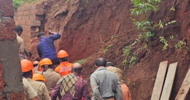ചെറുവത്തൂര്‍ കൊത്തങ്കരയില്‍ മണ്ണിടിഞ്ഞു വീണ് മൂന്ന് തൊഴിലാളികള്‍ അപകടത്തില്‍പ്പെട്ടു