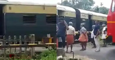 മെമു ട്രെയിനില്‍ പുക; ട്രെയിൻ നിര്‍ത്തി യാത്രക്കാരെ പുറത്തിറക്കി