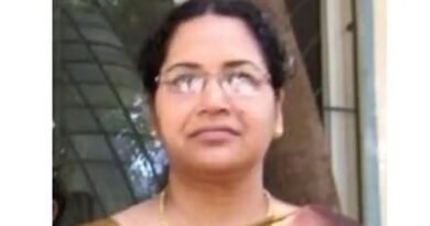 കാർ പോർച്ചില്‍ സംസാരിച്ചു നില്‍ക്കുകയായിരുന്ന അമ്മയെ മകൻ ക്രൂരമായി വെട്ടിക്കൊലപ്പെടുത്തി