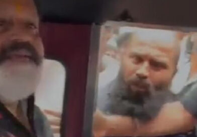 ഔദ്യോഗിക വാഹനം വരാന്‍ വൈകി; രണ്ട് പൊലീസ് ജീപ്പിന്റെ അകമ്പടിയിൽ ഓട്ടോറിക്ഷയില്‍ യാത്ര ചെയ്ത് സുരേഷ് ഗോപി