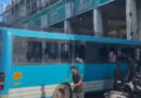 അരൂര്‍ ടോള്‍ പ്ലാസയിലെ പില്ലറിലേക്ക് സ്വകാര്യ ബസ് ഇടിച്ചുകയറി അപകടം; 13 പേര്‍ക്ക് പരിക്ക്