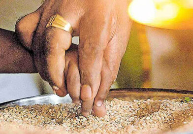 ഇന്ന് വിജയദശമി; അറിവിന്റെ ലോകത്തേക്ക് കുരുന്നുകള്‍