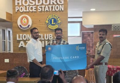 ഹൊസ്ദുർഗ് പൊലീസ് സ്റ്റേഷനിൽ സൺറൈസ് ഹോസ്പിറ്റൽ പ്രിവിലേജ് കാർഡ് ലോഞ്ച് ചെയ്തു; ഉദ്ഘാടനം ഇൻസ്പെക്ടർ ഷൈൻ KP നിർവഹിച്ചു ഹൊസ്ദുർഗ് പൊലീസ് സ്റ്റേഷനിൽ സൺറൈസ് ഹോസ്പിറ്റൽ പ്രിവിലേജ് കാർഡ് ലോഞ്ച് ചെയ്തു; ഉദ്ഘാടനം ഇൻസ്പെക്ടർ ഷൈൻ KP നിർവഹിച്ചു