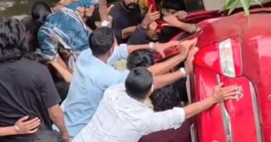 കാര്‍ തോട്ടിലേക്ക് മറിഞ്ഞ് അപകടം; നാലു വയസ്സുകാരി മരിച്ചു