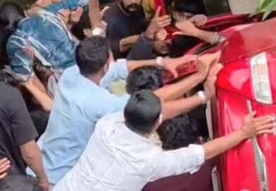 കാര് തോട്ടിലേക്ക് മറിഞ്ഞ് അപകടം; നാലു വയസ്സുകാരി മരിച്ചു കാര് തോട്ടിലേക്ക് മറിഞ്ഞ് അപകടം; നാലു വയസ്സുകാരി മരിച്ചു