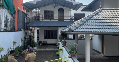 ചങ്ങനാശേരിയില്‍ അച്ഛനും അമ്മയും മകനും മരിച്ച നിലയില്‍